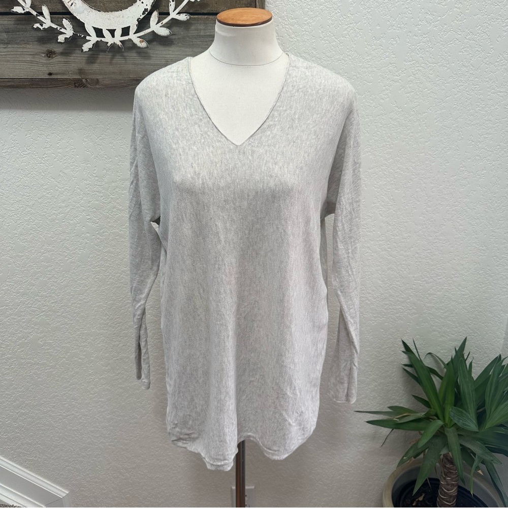 Vince Light Gray Long Sleeve V-Neck Tissue weight sweater size Medium
